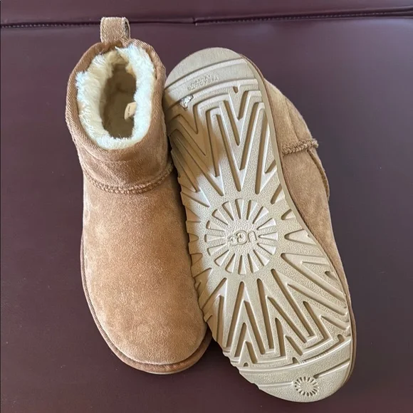 Ugg Tan Suede Ankle Boots with Faux Fur Lining 7 - Picture 4 of 5